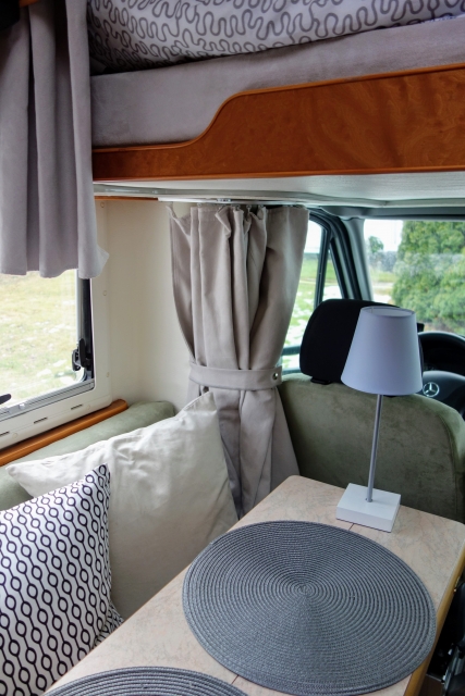 キャンピングカー内装